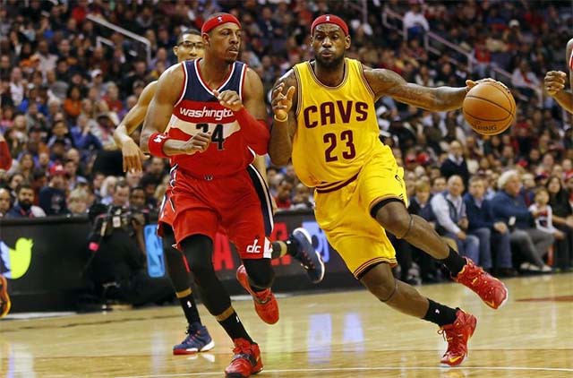 LeBron James (áo vàng) vừa trở thành cầu thủ trẻ nhất trong lịch sử NBA đạt 27.000 điểm. LeBron James (áo vàng) vừa trở thành cầu thủ trẻ nhất trong lịch sử NBA đạt 27.000 điểm.