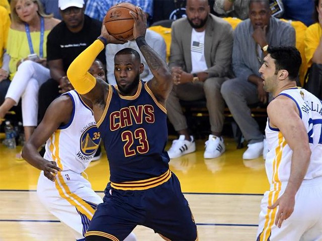 LeBron cố hết sức nhưng 1 con én không làm nổi mùa xuân LeBron cố hết sức nhưng 1 con én không làm nổi mùa xuân