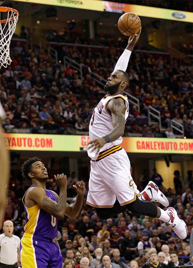 LeBron James chỉ còn cách vị trí thứ 8 trong bảng xếp hạng Top 10 cầu thủ ghi nhiều điểm nhất lịch sử NBA đúng 2 điểm. LeBron James chỉ còn cách vị trí thứ 8 trong bảng xếp hạng Top 10 cầu thủ ghi nhiều điểm nhất lịch sử NBA đúng 2 điểm.