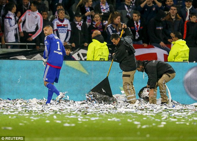 Bản tin chiều 16/04: Trận Lyon – Nice tạm dừng do “mưa” giấy