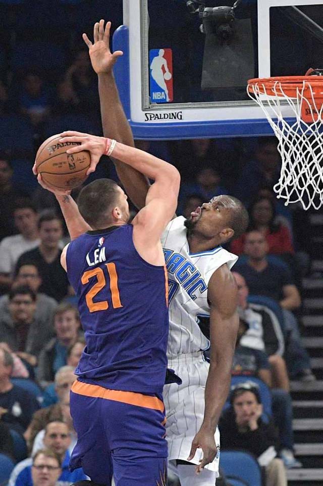 Alex Len lập double-double cho Suns trong chiến thắng Magic. Alex Len lập double-double cho Suns trong chiến thắng Magic.