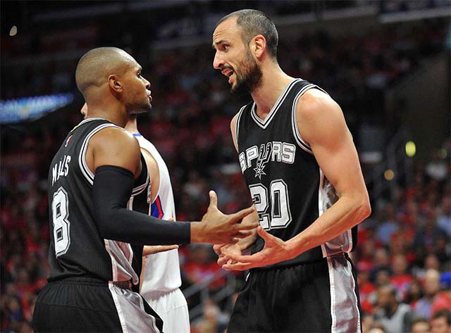 Manu Ginobili (20) có những pha steal quan trọng trong khi Patty Mills (8) có cú ném 3 điểm định đoạt số phận của trận đấu. Manu Ginobili (20) có những pha steal quan trọng trong khi Patty Mills (8) có cú ném 3 điểm định đoạt số phận của trận đấu.