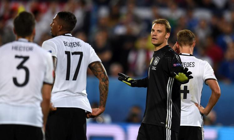 Manuel Neuer thừa nhận l&agrave; sai lầm của Bastian Schweinsteiger.