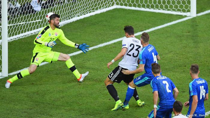 Mario Gomez tiếp tục ghi b&agrave;n trong chiến thắng Slovakia.