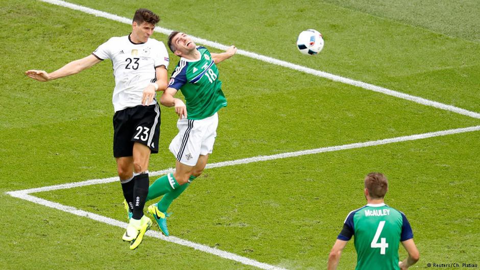 Khả năng kh&ocirc;ng chiến tốt của Mario Gomez c&oacute; thể l&agrave;m kh&oacute; h&agrave;ng thủ Italia.