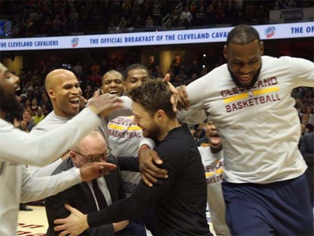 Matthew Dellavedova được các đồng đội cũ vây lấy, chào mừng quay trở lại Cleveland. Matthew Dellavedova được các đồng đội cũ vây lấy, chào mừng quay trở lại Cleveland.