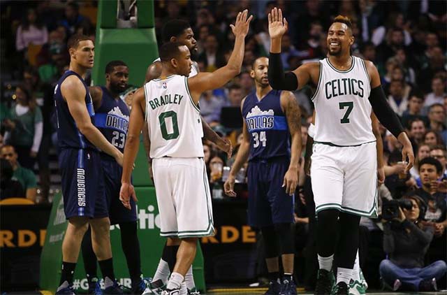 Cả Mavericks lẫn Celtics đều mong có được đội hình mạnh nhất. Cả Mavericks lẫn Celtics đều mong có được đội hình mạnh nhất.