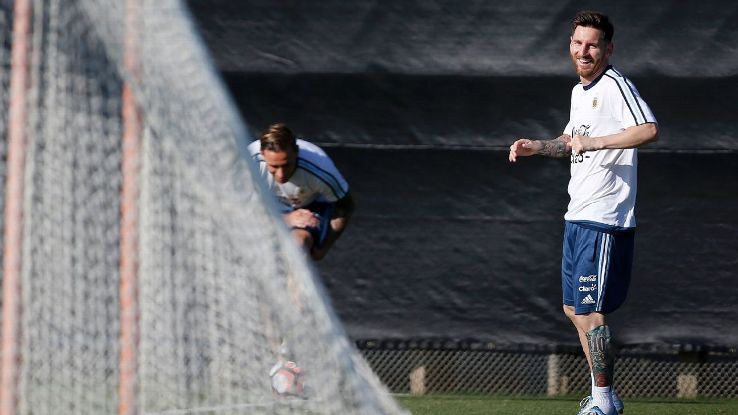 Lionel Messi vẫn c&ograve;n phải tập ri&ecirc;ng ở Argentina.