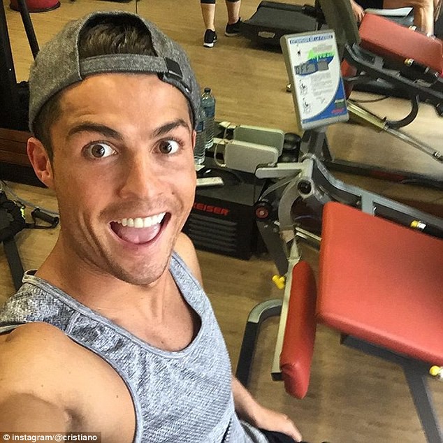 Cristiano Ronaldo bị r&aacute;ch cơ n&ecirc;n cần điều trị bằng liệu ph&aacute;p tế b&agrave;o gốc.
