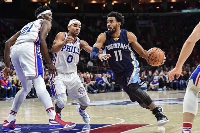 Do ảnh hưởng chấn thương, Embiid (21) đành nhìn đội nhà thua Memphis ở hiệp phụ. Do ảnh hưởng chấn thương, Embiid (21) đành nhìn đội nhà thua Memphis ở hiệp phụ.