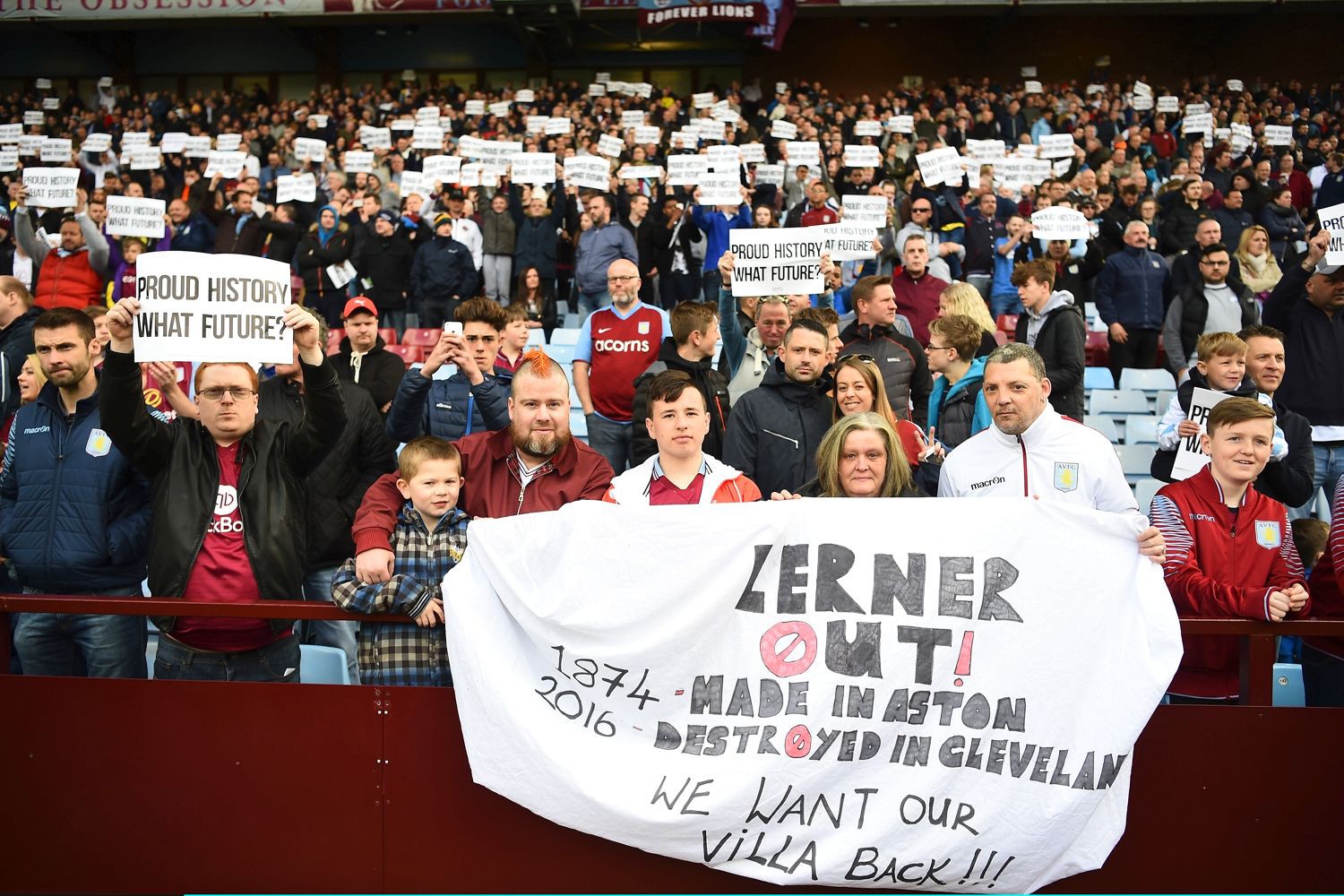 CĐV Aston Villa muốn Randy Lerner ra đi.