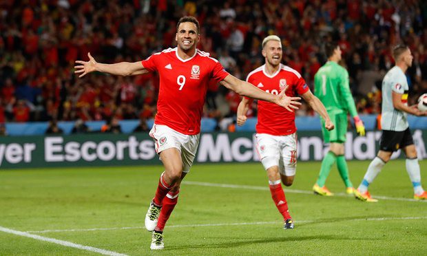 Robson-Kanu ghi b&agrave;n từ đường chuyền của Ramsey (ph&iacute;a sau).
