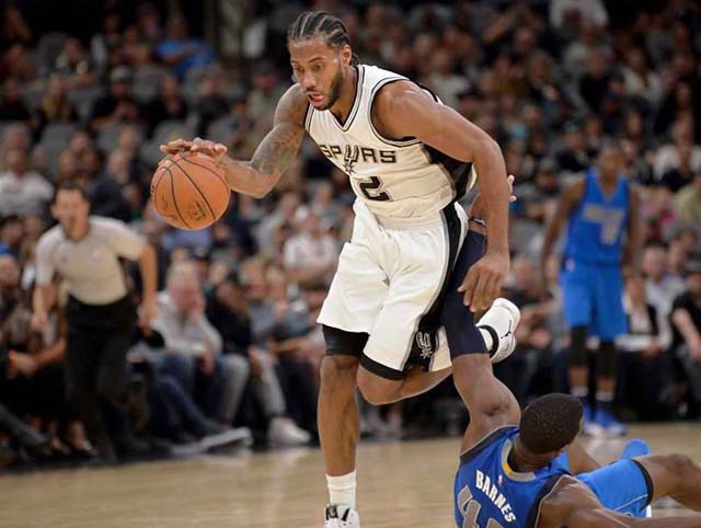 C&uacute; ng&atilde; của Harrison Barnes như h&igrave;nh ảnh bỏ cuộc sớm của Dallas Mavericks.