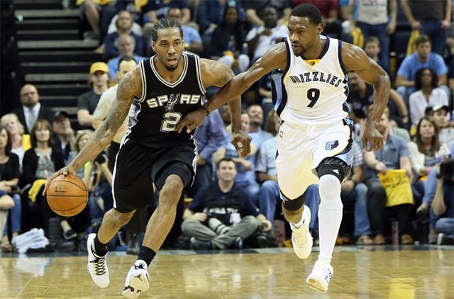 Hai đội đều chơi phòng ngự xuất sắc nhưng Grizzlies giảm thực lực khi thiếu Tony Allen. Hai đội đều chơi phòng ngự xuất sắc nhưng Grizzlies giảm thực lực khi thiếu Tony Allen.