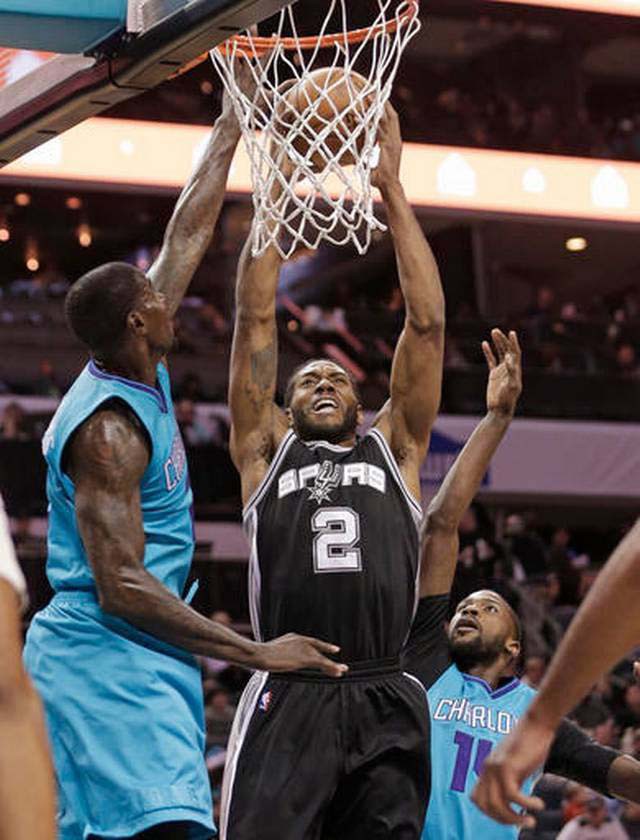 Kawhi Leonard (2) cùng đồng đội ở Spurs vẫn thắng dù Charlotte Hornets chơi rất tốt. Kawhi Leonard (2) cùng đồng đội ở Spurs vẫn thắng dù Charlotte Hornets chơi rất tốt.