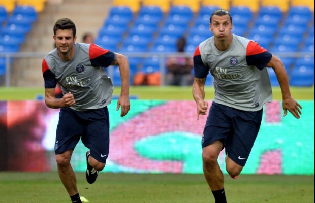 Zlatan Ibrahimovic (phải) v&agrave; Thiago Motta