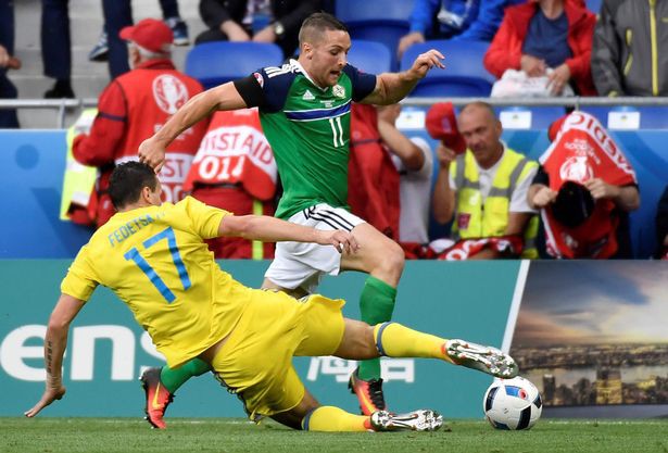 HLV Michael O&rsquo;Neill nhiều khả năng sẽ y&ecirc;u cầu học tr&ograve; chủ động tấn c&ocirc;ng ở 2 c&aacute;nh.