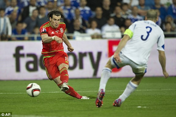 Mục ti&ecirc;u của Gareth Bale sẽ l&agrave; trục giữa, nơi tốc độ của anh thừa sức l&agrave;m kh&oacute; cả Gary Cahill lẫn Chris Smalling. 