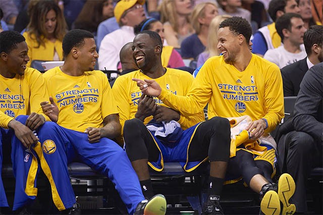 Các siêu sao của Golden State Warriors như Draymond Green và Stephen Curry đùa giỡn khi được nghỉ. Các siêu sao của Golden State Warriors như Draymond Green và Stephen Curry đùa giỡn khi được nghỉ.