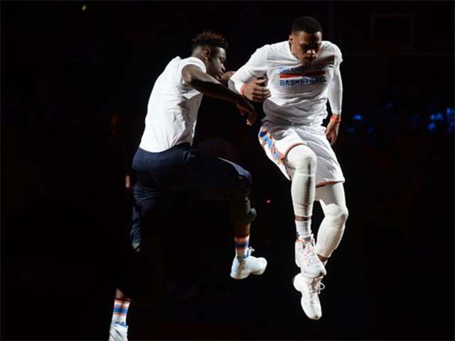 Westbrook bắt kịp kỳ t&iacute;ch về số trận li&ecirc;n tiếp ghi triple-double của Micheal Jordan. Bức ảnh được tạp ch&iacute; USA Today chọn l&agrave; bức ảnh của ng&agrave;y (photo of the day).