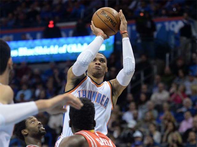 Westbrook đ&atilde; rất suất sắc trong những ph&uacute;t cuối nhưng lại trượt pha b&oacute;ng quan trọng nhất.