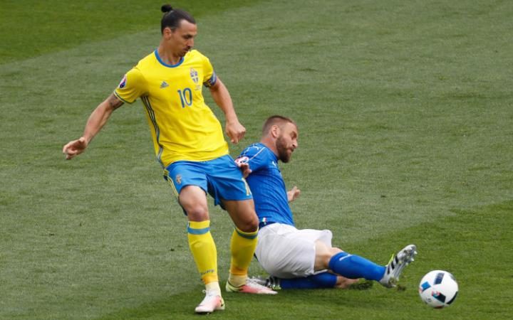 Zlatan Ibrahimovich (1m95) chưa đ&aacute;p ứng được kỳ vọng của người Thụy Điển. 