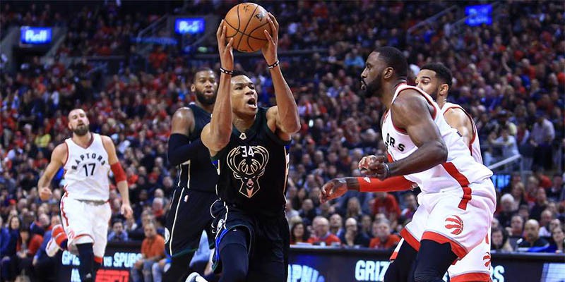 Antetokounmpo diệt “Khủng long” bằng những cú dunk khó tin