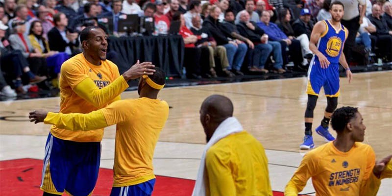Golden State Warriors hủy diệt Portland để bước vào bán kết
