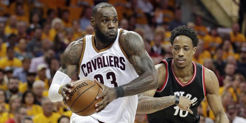 LeBron bắt kịp kỳ tích ghi điểm ở NBA Play-off của Kobe Bryant