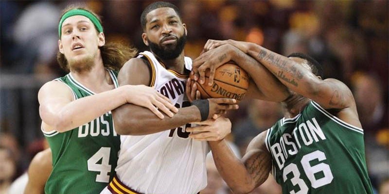 Kyrie Irving tỏa sáng rực rỡ khi Cavaliers nhọc nhằn thắng Game 4