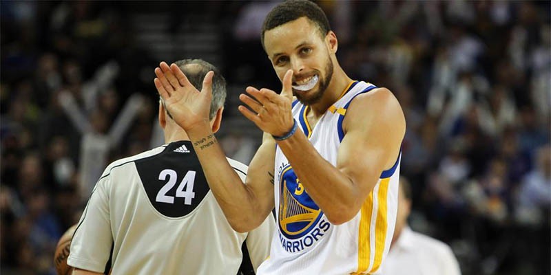 Stephen Curry lại bán áo số 1 NBA và bí mật từ cuốn sách mới
