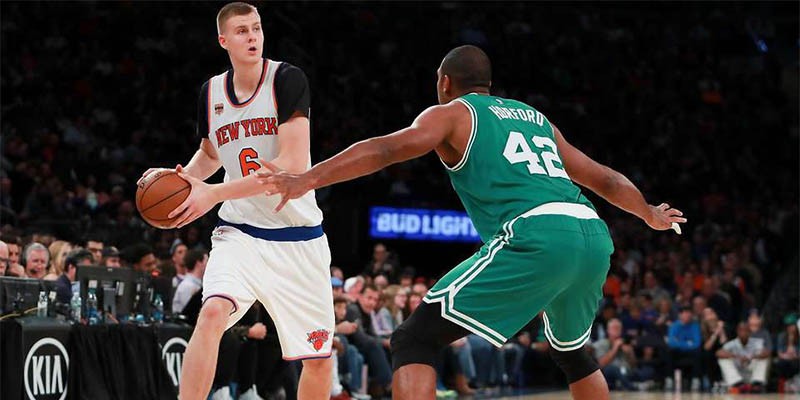Pha bóng hi hữu: Kristaps Porzingis dunk mà Al Horford không hay!
