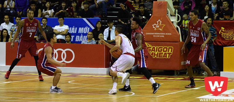 Các sao Saigon Heat và Alab Pilipinas đi giầy gì?