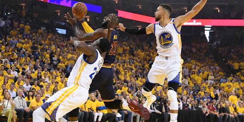 LeBron thừa nhận Warriors có các sao đủ sức một mình gánh đội