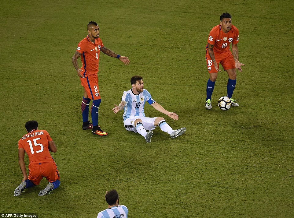 Hầu hết đều ngộ nhận để giống Diego Maradona, nhiệm vụ chủ yếu của Lionel Messi phải l&agrave; cầm b&oacute;ng x&acirc;m nhập v&ugrave;ng cấm của đối phương rồi ghi b&agrave;n.