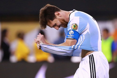 Lionel Messi vừa tuy&ecirc;n bố chia tay Argentina d&ugrave; vẫn c&ograve;n thừa sức thực hiện ước mơ v&ocirc; địch trong m&agrave;u &aacute;o ĐTQG.