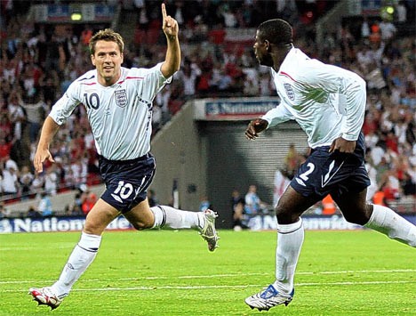 Tuyển Anh từng một thời ưa d&ugrave;ng &ldquo;ch&agrave;ng l&ugrave;n&rdquo; Michael Owen (1m73) với g&atilde; khổng lồ ngờ nghệch Emile Heskey (1m88). 
