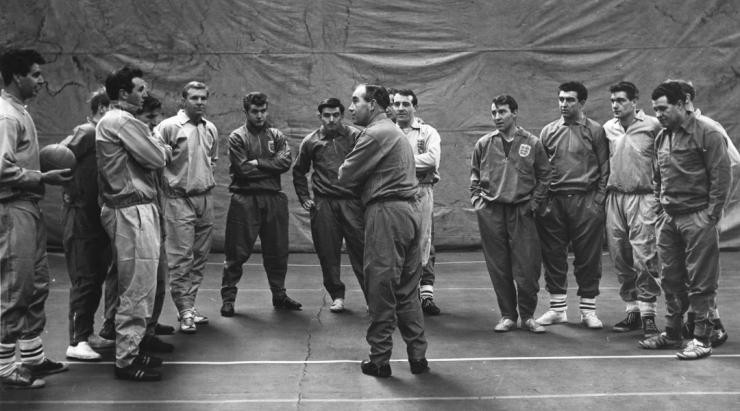 Thầy tr&ograve; Sir Alf Ramsey chuẩn bị cho trận gặp Ph&aacute;p v&agrave;o l&uacute;c c&aacute;c CLB Anh kh&ocirc;ng muốn ĐTQG dự EURO.