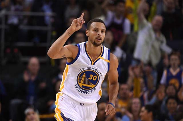 Stephen Curry đã tìm lại được cảm giác bóng để dẫn Warriors tới trận thắng thứ 3 liên tiếp. Stephen Curry đã tìm lại được cảm giác bóng để dẫn Warriors tới trận thắng thứ 3 liên tiếp.