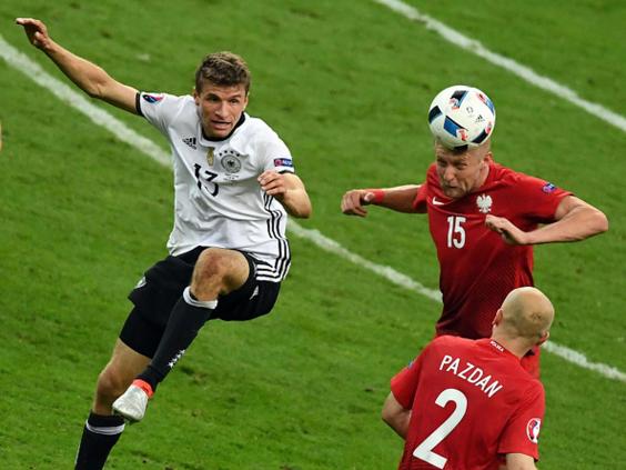 Thomas M&uuml;ller đang hoạt động c&aacute;ch xa khung th&agrave;nh đối phương.