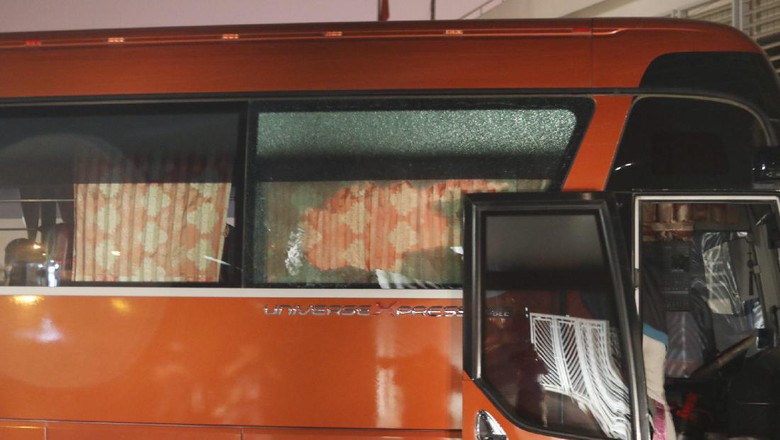 Xe chở ĐT Indonesia bị n&eacute;m vỡ k&iacute;nh ở Mỹ Đ&igrave;nha