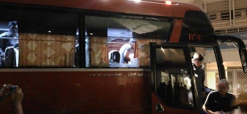 Xe chở ĐT Indonesia bị ném vỡ kính ở Mỹ Đình