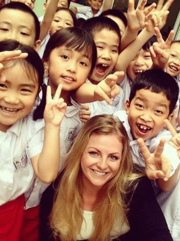 Stephanie Inglis bên các em nhỏ Việt Nam