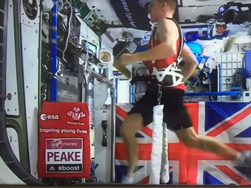 Tim Peake, phi hành gia người Anh chạy marathon trên máy treadmill trong trạm vũ trụ ngoài không gian