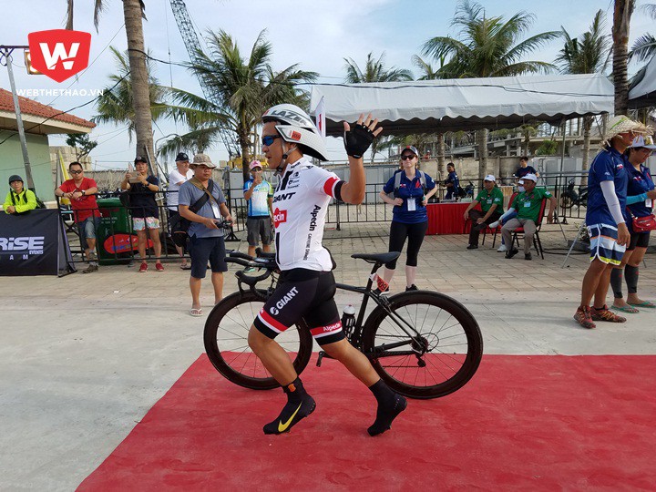 Ironman 70.3 Vietnam: 50 sắc thái của các VĐV ở khu chuyển tiếp
