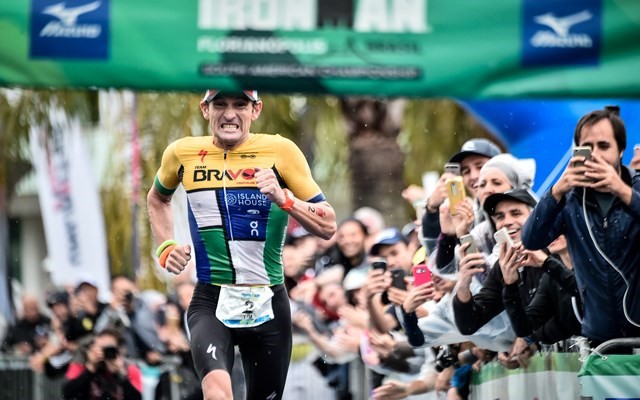 6 tháng sau gãy cổ, Ironman Tim Don chạy Boston Marathon 3 giờ