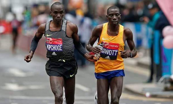 Kipchoge và Biwott cùng san sẻ nước trên đường chạy