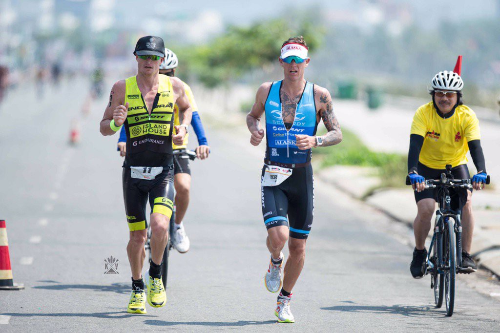 Thời điểm Tim Van Berkel vượt qua Luke McKenzie tr&ecirc;n đường chạy để tạm vươn l&ecirc;n xếp thứ 2 chung cuộc