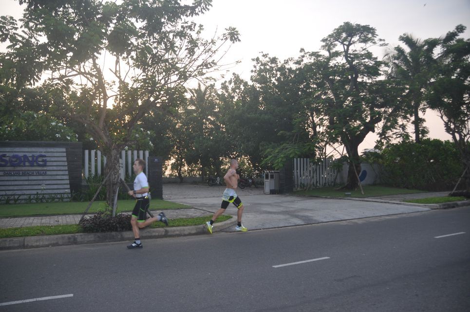 Luke McKenzie chạy l&agrave;m n&oacute;ng trước khi bước v&agrave;o race