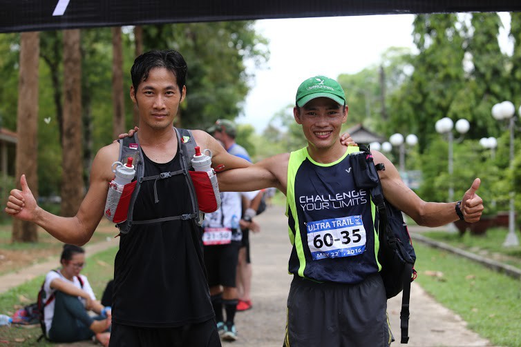 Ch&iacute; H&ugrave;ng v&agrave; Nguyễn Văn Long, 2 nam VĐV về nhất cự li 42km v&agrave; 60km